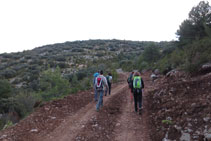 Empezamos la ruta avanzando por una pista de tierra.