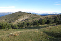 El Montpedrós y la ermita de Sant Cristòfol, enfrente.