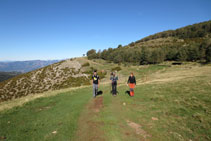 Avanzando por la pista hacia el refugio de Boumort.