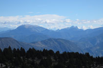 Bonitas vistas desde la cima: sierra del Cadí, Pedraforca, Port del Comte,...