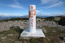 Vértice geodésico en la cima del Cap de Boumort.