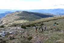 Bajamos por un camino que se va perdiendo hacia el collado de la Era del Comú.