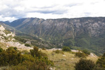 Vistas del valle y la sierra de Carreu.