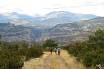 Durante la bajada gozamos de unas magníficas vistas de Collegats y de todas las montañas que nos rodean.