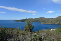 Vistas de la cala Montjoi, a mano derecha durante el primer tramo del itinerario.