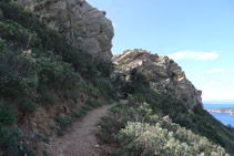 Llegamos a un paso estrecho entre rocas.