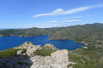 Vistas de la cala Montjoi desde la torre de Norfeu.