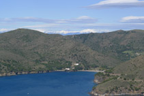 La cala Montjoi y las antiguas instalaciones del restaurante El Bulli.