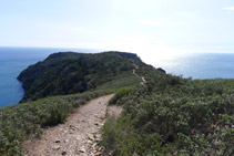 Durante este tramo, las vistas que tenemos del Cap de Norfeu son preciosas.