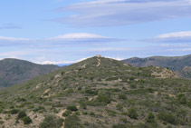 Mirada atrás: la torre de Norfeu y las montañas pirenaicas al fondo.