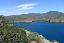 Bahía de Jóncols con la cala de Canadell y cala de Jóncols desde la Punta de la Trona.