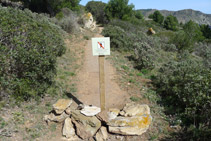 Camino de las Cuevas de las Encantadas con el paso cerrado.