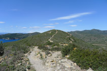 De vuelta, volvemos a pasar por la torre de Norfeu.