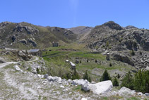 Camino que rodea el Estany Gento.