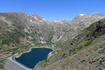 Mirada atrás, el circo de Sallente desde el camino del Carrilet.