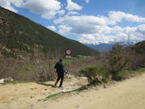 Dejamos la pista atrás y tomamos el sendero que sale a nuestra derecha.