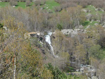 Vista del Molí del Salt desde el sendero.