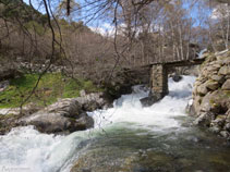 Vista del puente de madera, en mal estado de conservación.