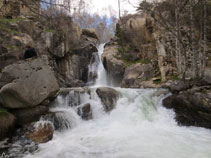 Vista del salto de agua. En la época del deshielo, el caudal del río es abundante.