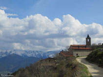 Vista de Viliella con la sierra del Cadí al fondo (S).