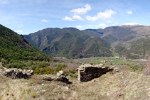 Restos del castillo de Arcalís y vistas de la antigua baronía de Estac.