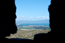 Vistas del golfo de Roses y la Escala entre dos almenas, desde el camino de ronda del castillo.