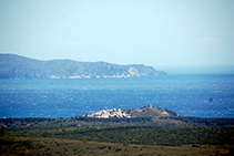 Macizo del Montgrí, montaña de Montgó con la torre, golfo de Roses y cabo de Norfeu.