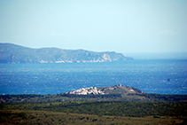 Macizo del Montgrí, montaña de Montgó con la torre, golfo de Roses y cabo de Norfeu.