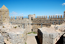 Vistas desde la torre SE del castillo: patio de armas, camino de ronda y torre NO.