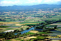 Llanura aluvial del Ter con el macizo de las Gavarres en último término.