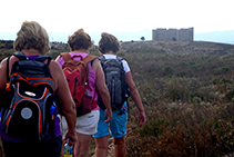 Senderistas dirigiéndose al castillo del Montgrí, desde el Montplà.