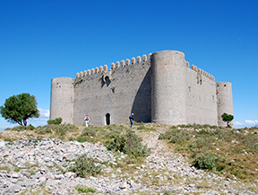 Castillo del Montgrí y zona de interès natural de les Dunes