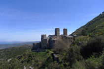 Vistas del monasterio desde el camino de acceso.