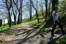 Dejamos atrás el camino que rodea el monasterio y tomamos un sendero que sube por la ladera de la montaña (S).