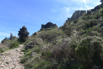 Primeras paredes que nos encontramos del castillo de Sant Salvador.