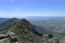 Vistas del golfo de Rosas (fondo) y de la cota 670m (en primer término) desde el castillo de Sant Salvador.