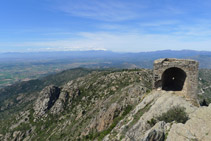 El castillo de Sant Salvador y el macizo del Canigó al fondo.