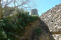 Interior de las ruinas del castillo de Sant Salvador.