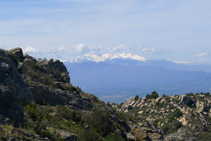 El macizo del Canigó, bien presente delante nuestro durante el primer tramo de descenso.