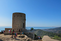 Desde el interior del castillo con vistas al mar.