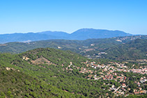 Vistas hacia el prelitoral con el Montseny al fondo.