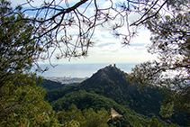 Vistas al castillo de Burriac con el mar de fondo.