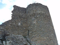 Una de las cuatro torres y resto de pared