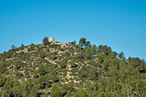 Pui del Molí con los restos del castillo de Olivella y el molino del Rector.