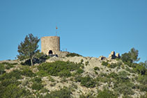 El Molí del Rector y los restos del castillo están situados en lo alto del Puig Molí, a 302 m de altitud.