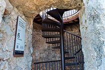Escaleras instaladas para poder subir a lo alto de la torre.
