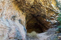 Entrada de la cueva de Can Muntaner.