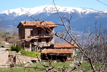 Mas de Querforadat y montañas de la Cerdaña.