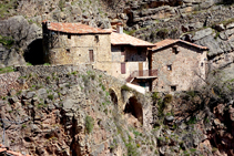 Casas debajo del castillo del Quer.