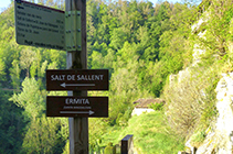 Un cartel nos indica el camino hacia el salto de Sallent.